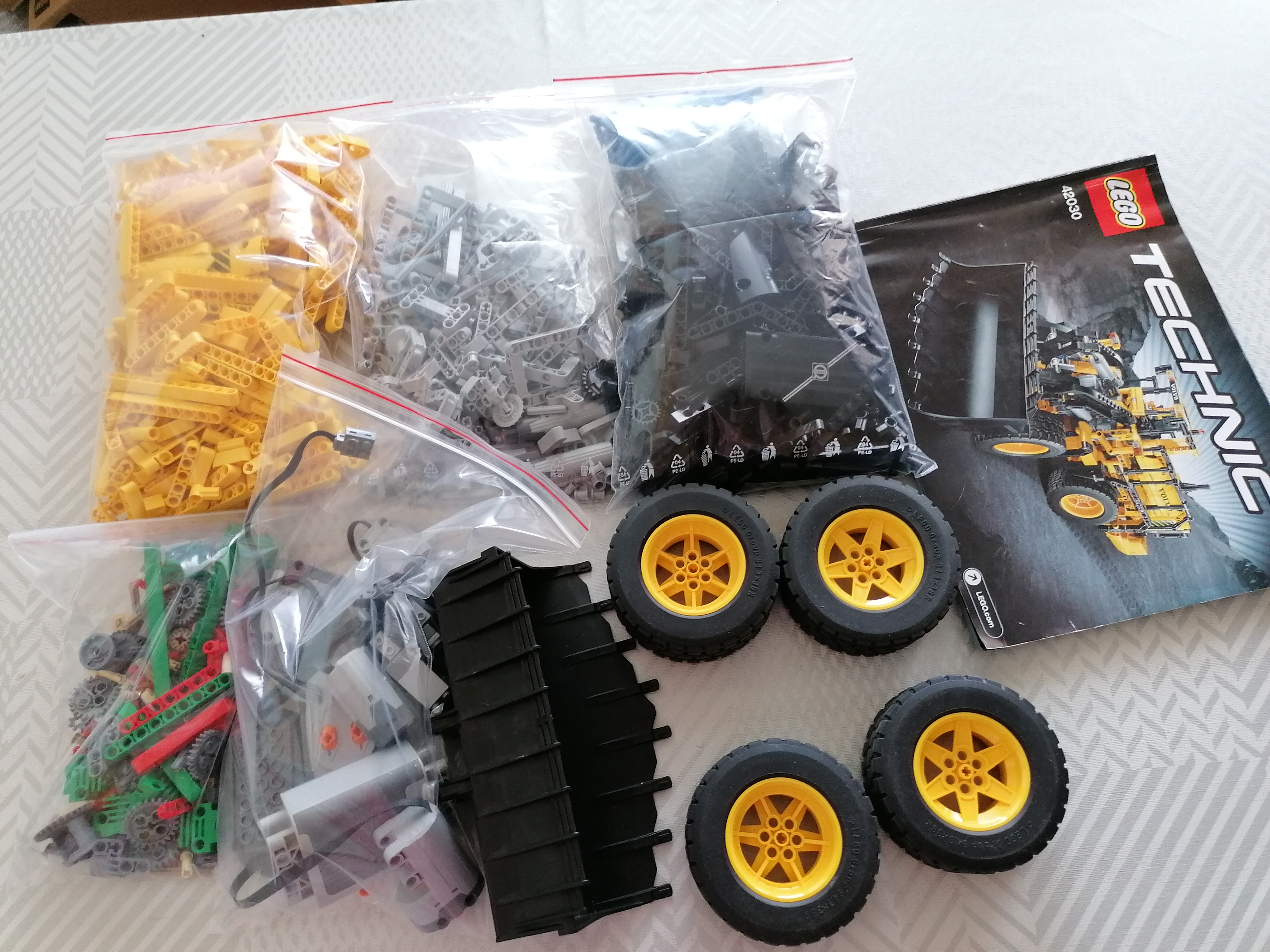 LEGO TECHNIC 42030 VOLVO L350F Kolový nakladač na dálkové ovládání - rozebraný, použitý