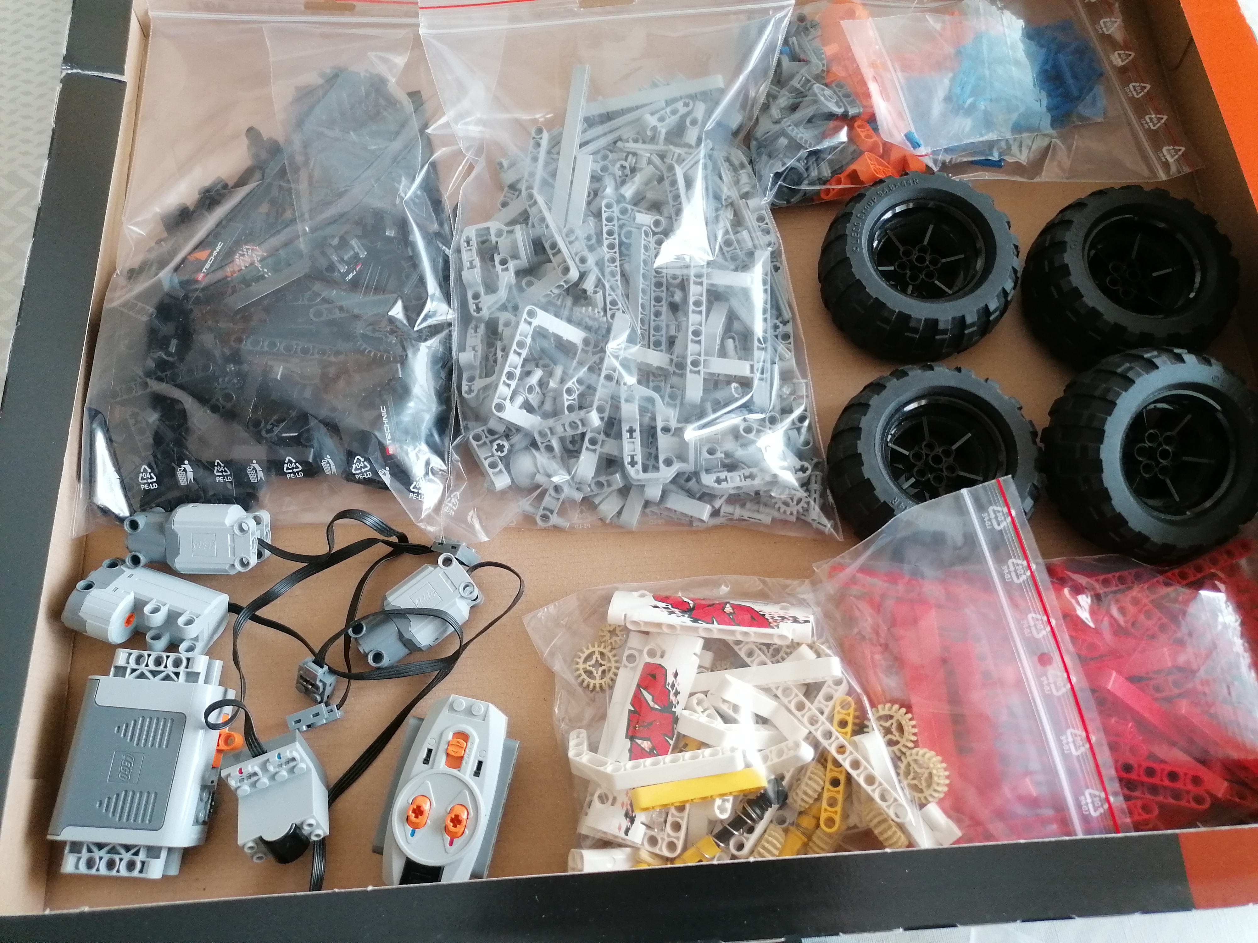 LEGO 9398 TECHNIC Truck 4x4, použitý s krabicí a návodem