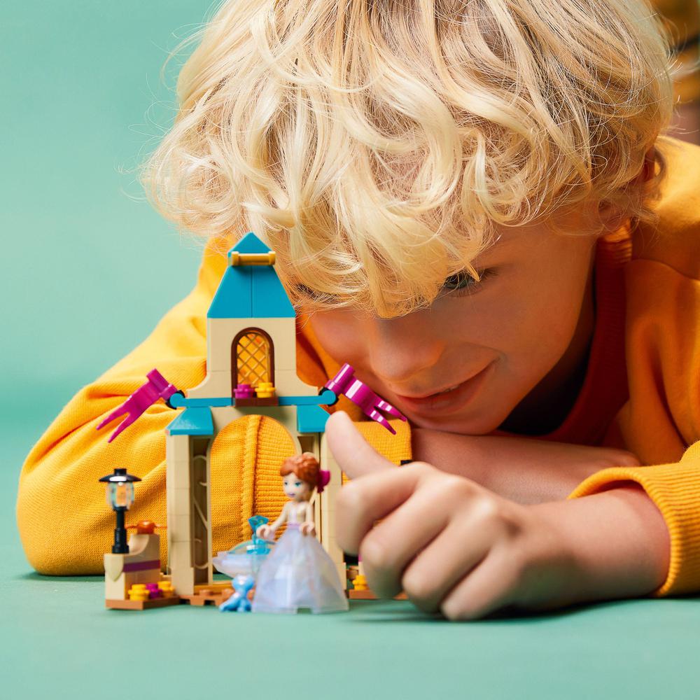 LEGO® Disney 43198 Anna a zámecké nádvoří