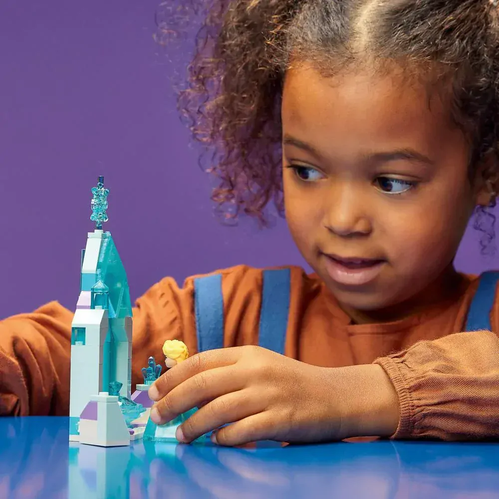 LEGO® Disney 43199 Elsa a zámecké nádvoří