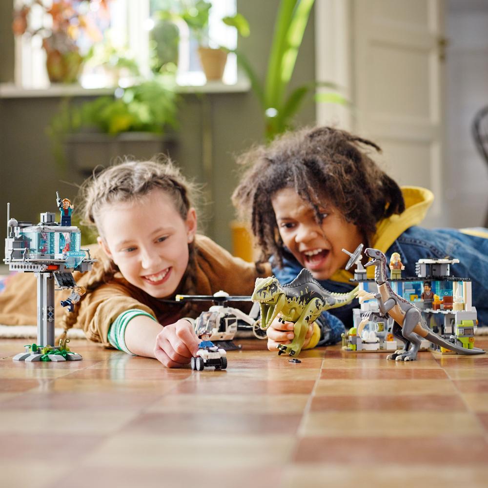 LEGO® Jurassic World 76949 Útok giganotosaura a therizinosaura