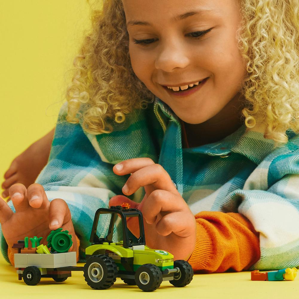 LEGO® CITY 60390 Traktor v parku
