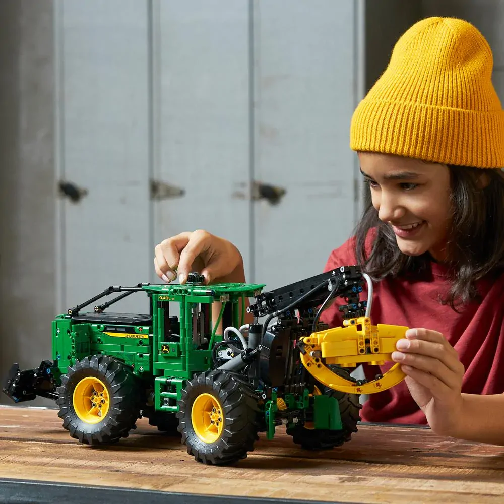 LEGO® TECHNIC 42157 Lesní traktor John Deere 948L-II