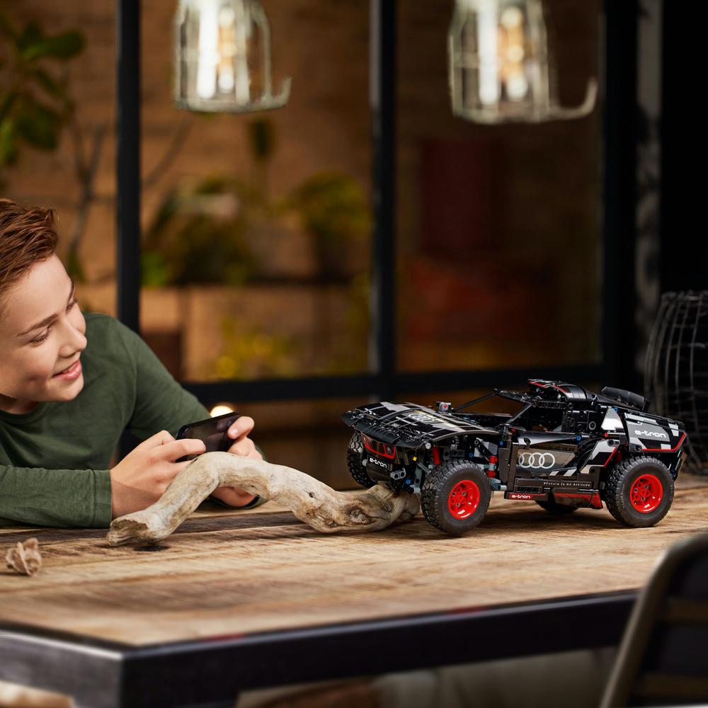 LEGO® TECHNIC 42160 Audi RS Q e-tron