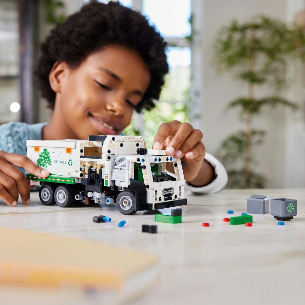 LEGO® TECHNIC 42167 Popelářský vůz Mack® LR Electric