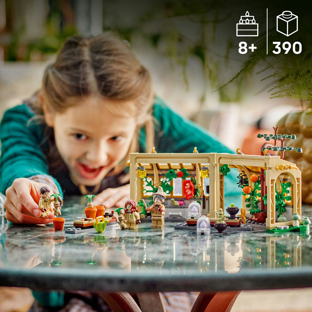 LEGO® Harry Potter™ 76445 Bradavický hrad: Hodina bylinkářství