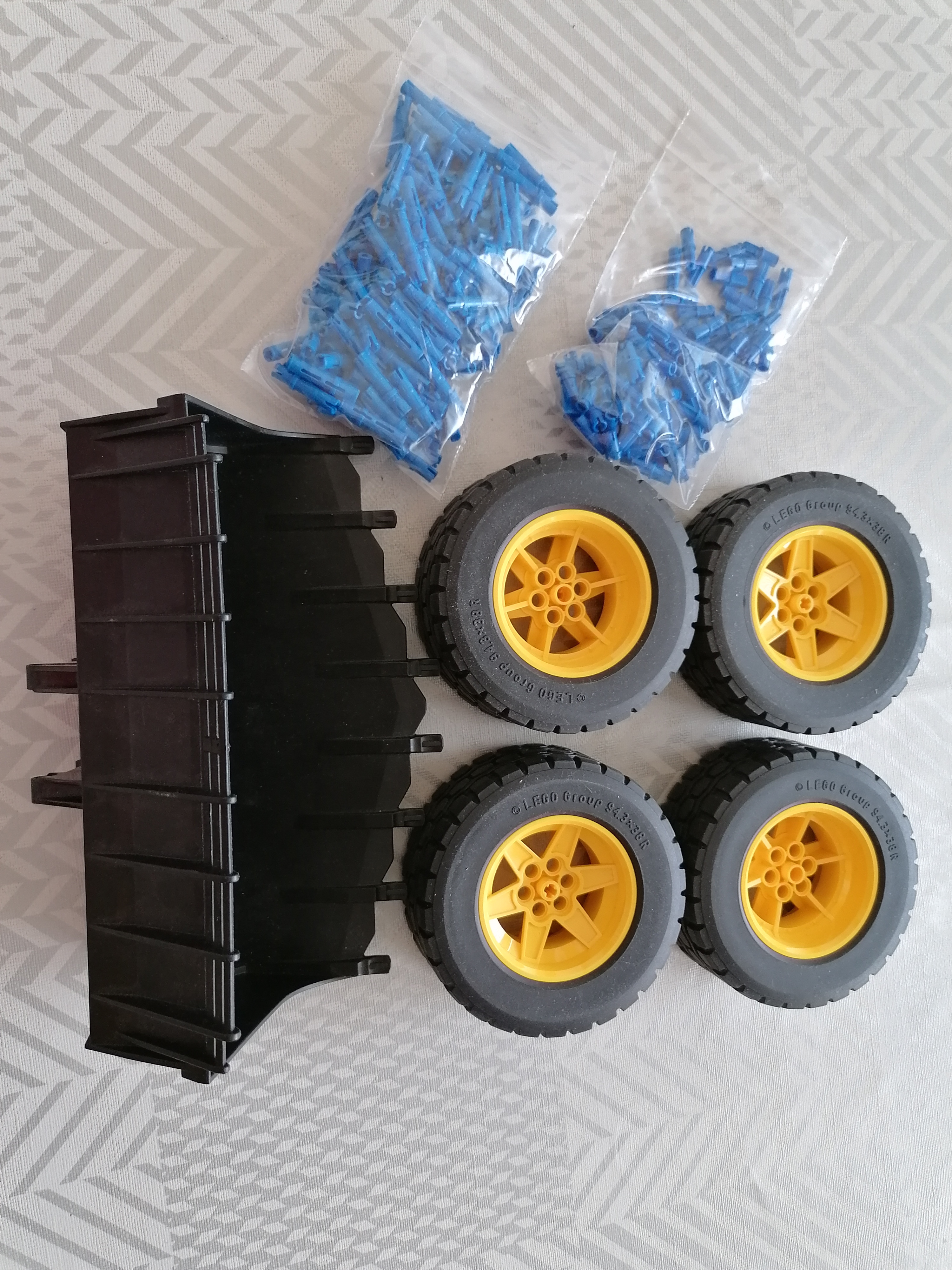 LEGO TECHNIC 42030 VOLVO L350F Kolový nakladač na dálkové ovládání - rozebraný, použitý