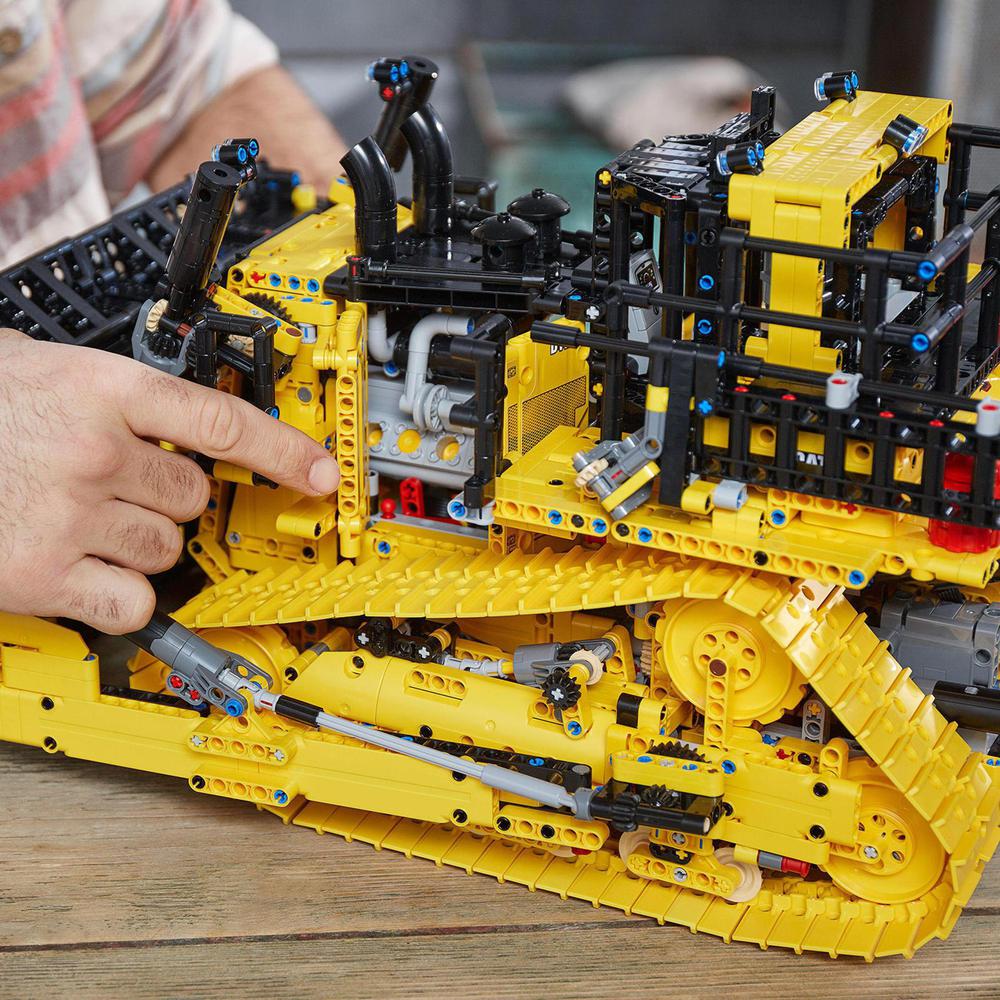 LEGO® TECHNIC 42131 Buldozer Cat® D11 ovládaný aplikací