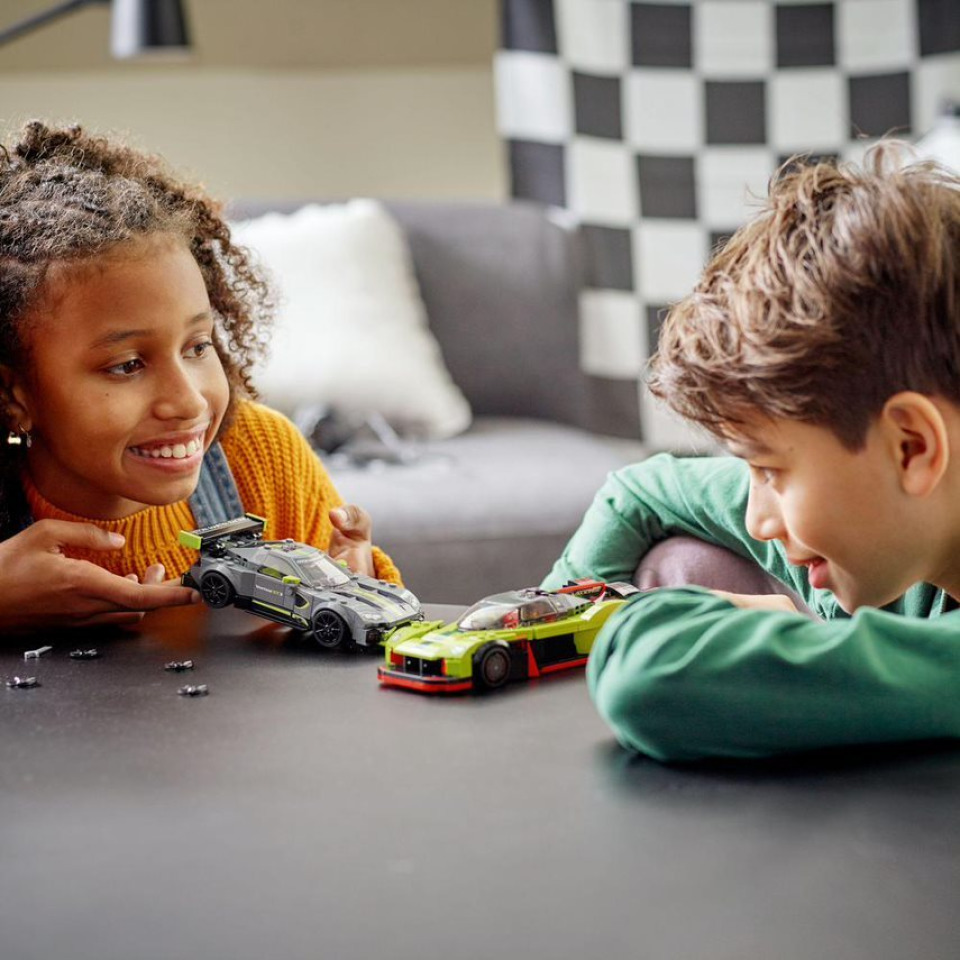 LEGO® Speed Champions 76910 Aston Martin Valkyrie AMR Pro a Aston Martin Vantage GT3