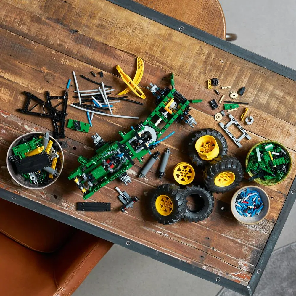 LEGO® TECHNIC 42157 Lesní traktor John Deere 948L-II