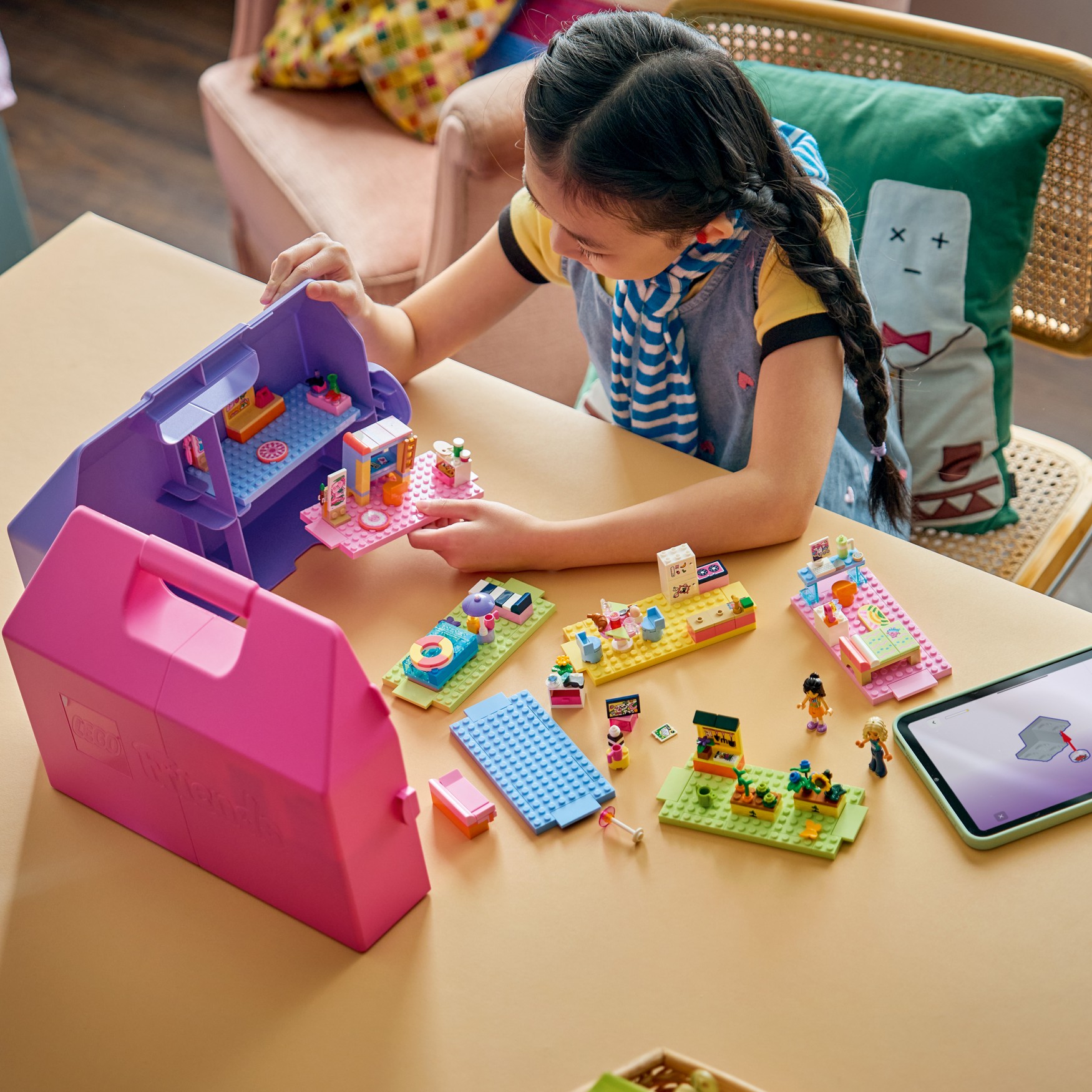 LEGO® Friends 42697 Kreativní kufřík a domek pro panenky