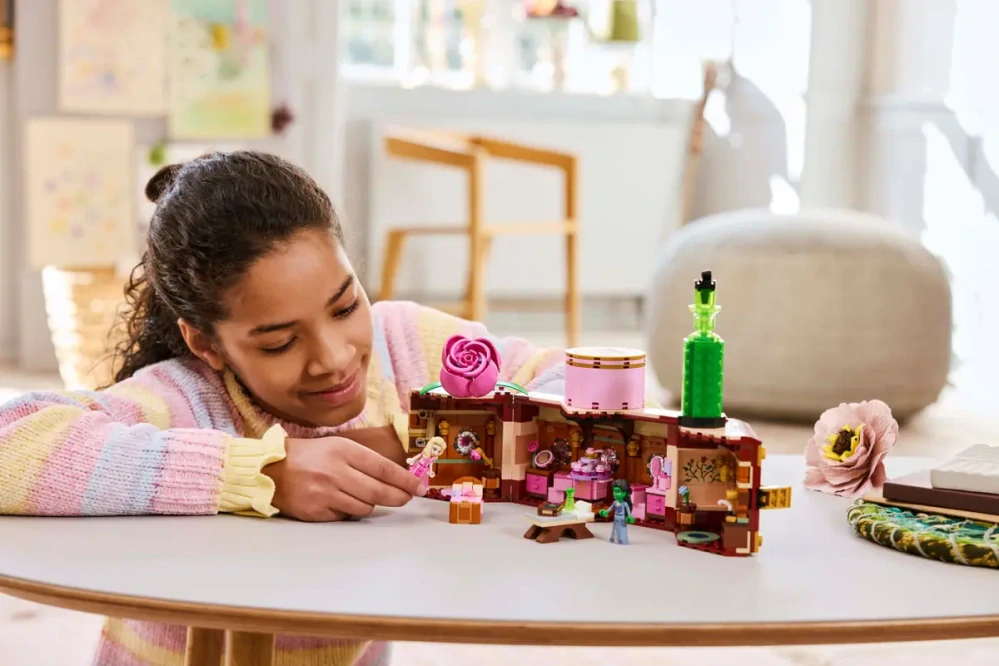 LEGO® Wicked 75683 Studentská kolej Glindy a Elphaby