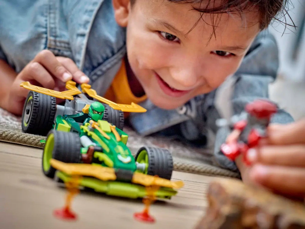 LEGO® NINJAGO 71828 Lloydovo závodní auto s natahovacím motorem