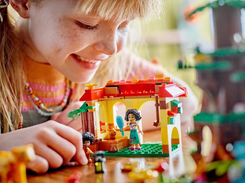 LEGO® Disney 43251 Antonio a jeho útulek pro zvířata