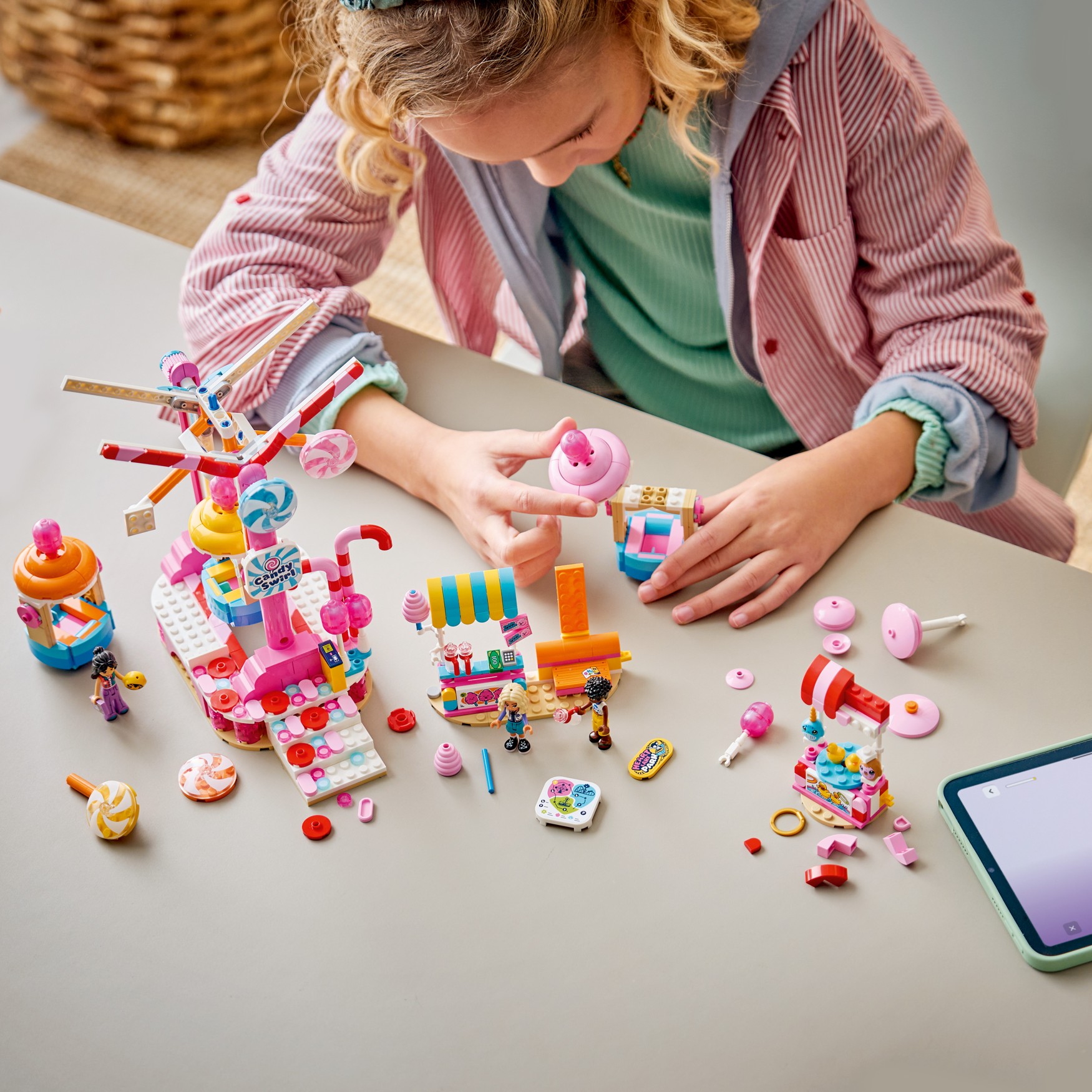 LEGO® Friends 42700 Kolotoč se sladkostmi a cupcaky