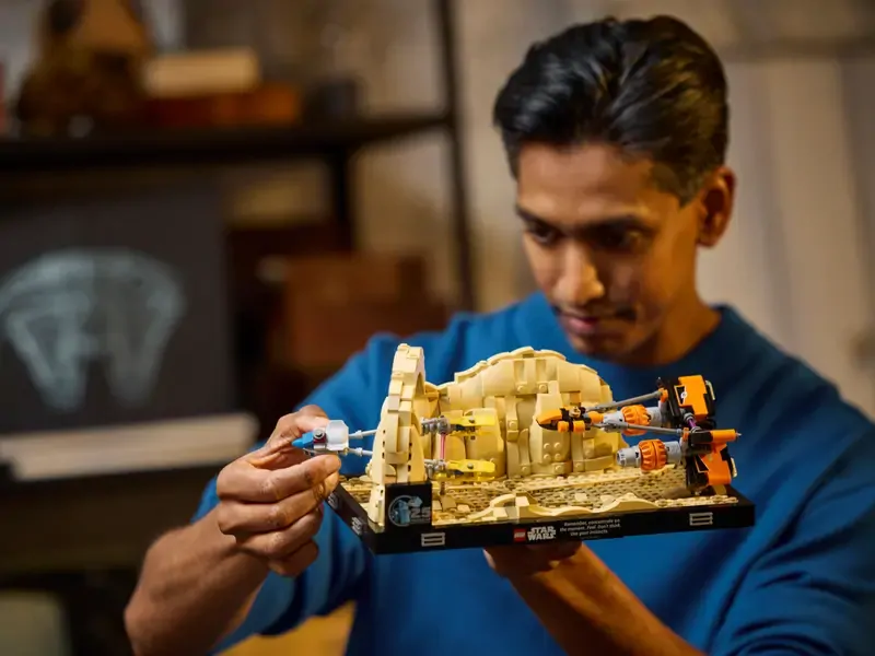 LEGO® Star Wars™ 75380 Závody kluzáků v Mos Espa – diorama