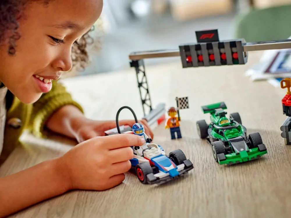 LEGO® City 60474 Padok F1 s formulemi VCARB a Sauber