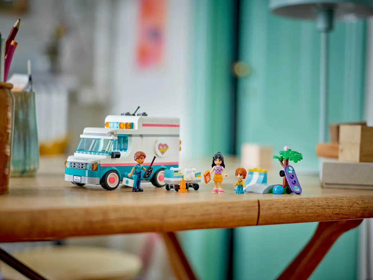 LEGO® FRIENDS 42613 Sanitka z nemocnice v městečku Heartlake